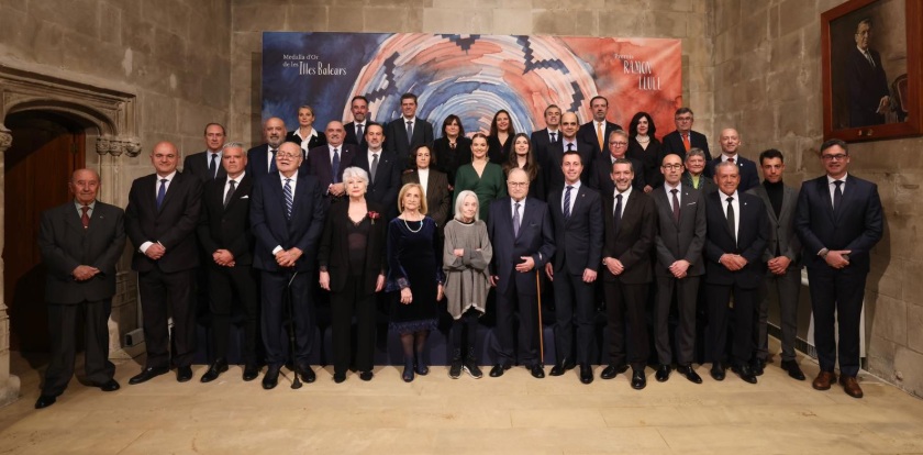 Grupo de galardonados en la entrega de premios Ram&oacute;n Llull 2026 en La Lonja