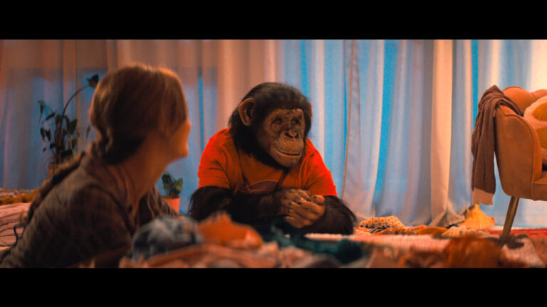 Escena de la pel&iacute;cula Primate con un chimpanc&eacute; y una chica
