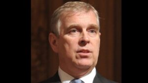 El pr&iacute;ncipe Andr&eacute;s hablando en un evento formal con fondo oscuro.