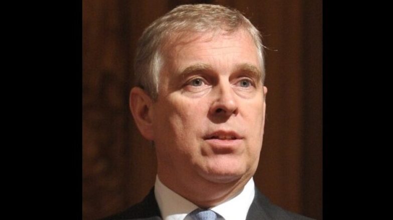 El pr&iacute;ncipe Andr&eacute;s hablando en un evento formal con fondo oscuro.