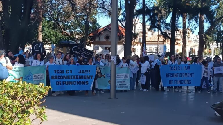 Un centenar de auxiliares de enfermería reclaman en Palma su paso al grupo C1
