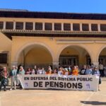 Manifestantes sosteniendo una pancarta en defensa del sistema p&uacute;blico de pensiones en Palma.
