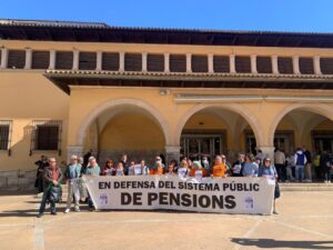Manifestantes sosteniendo una pancarta en defensa del sistema público de pensiones en Palma.