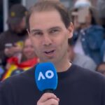 Rafa Nadal hablando en el Open de Australia con micr&oacute;fono en mano