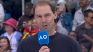 Rafa Nadal hablando en el Open de Australia con micr&oacute;fono en mano