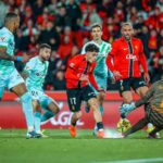 Jugadores del Mallorca y Betis en un partido de f&uacute;tbol en Son Moix