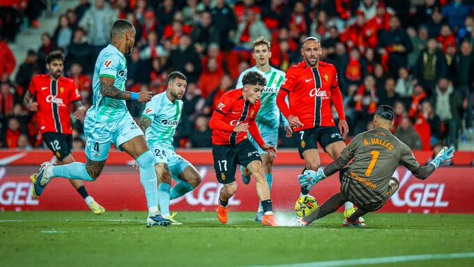 Jugadores del Mallorca y Betis en un partido de f&uacute;tbol en Son Moix