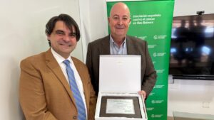 Entrega de reconocimiento a Alcudiamar por su apoyo a pacientes oncol&oacute;gicos