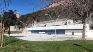 Vista exterior del Bar Mar&iacute;timo en Palma con c&eacute;sped y &aacute;rboles alrededor
