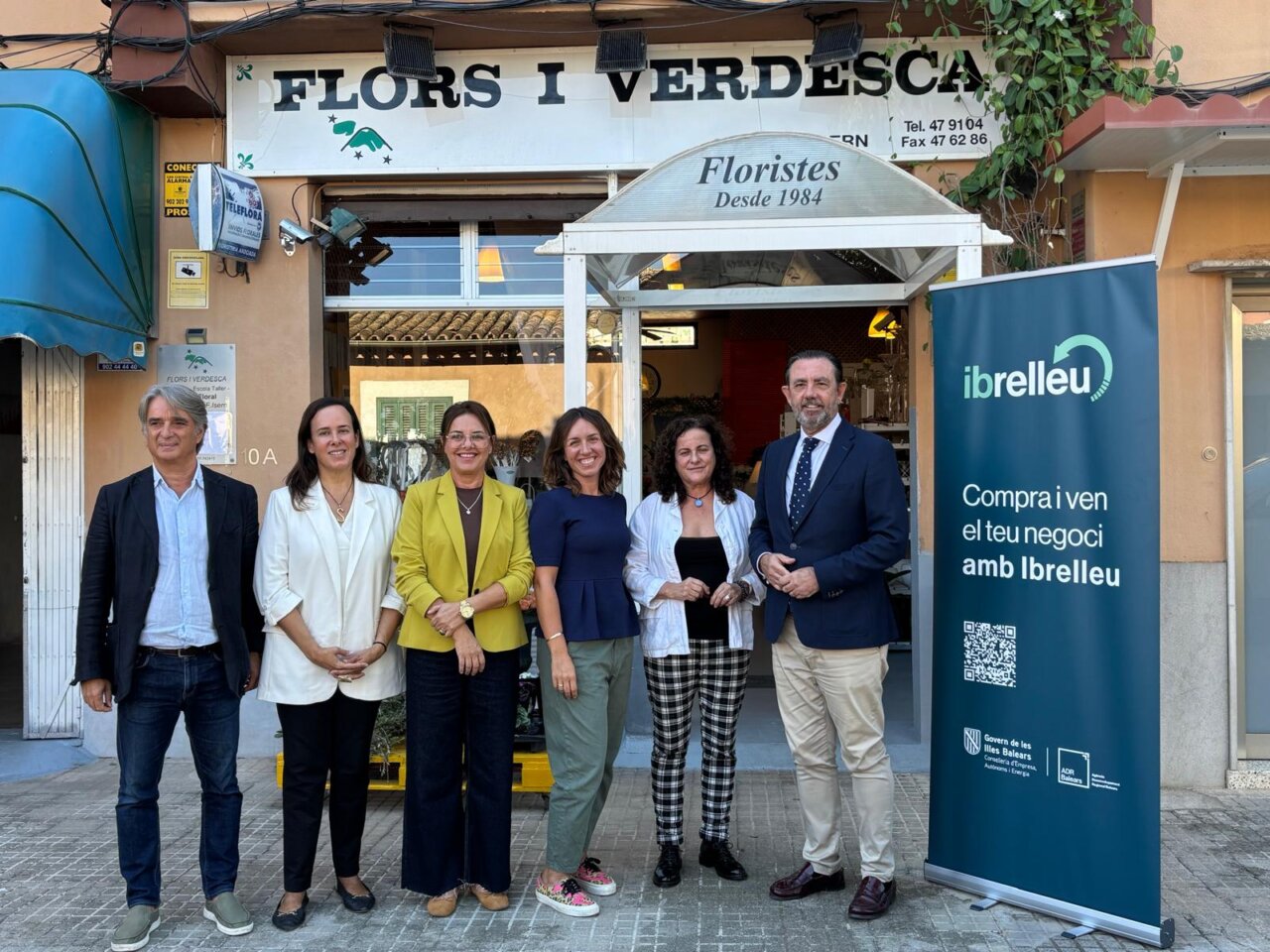 Grupo de personas frente a una florister&iacute;a en Baleares promoviendo el programa Ibrelleu
