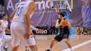 Jugador del Fibwi Mallorca en acci&oacute;n durante un partido de baloncesto