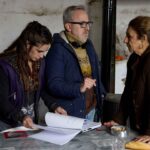 Equipo de producci&oacute;n discutiendo en un set de filmaci&oacute;n en Mallorca