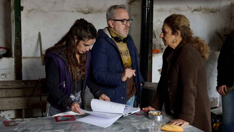 Equipo de producción discutiendo en un set de filmación en Mallorca