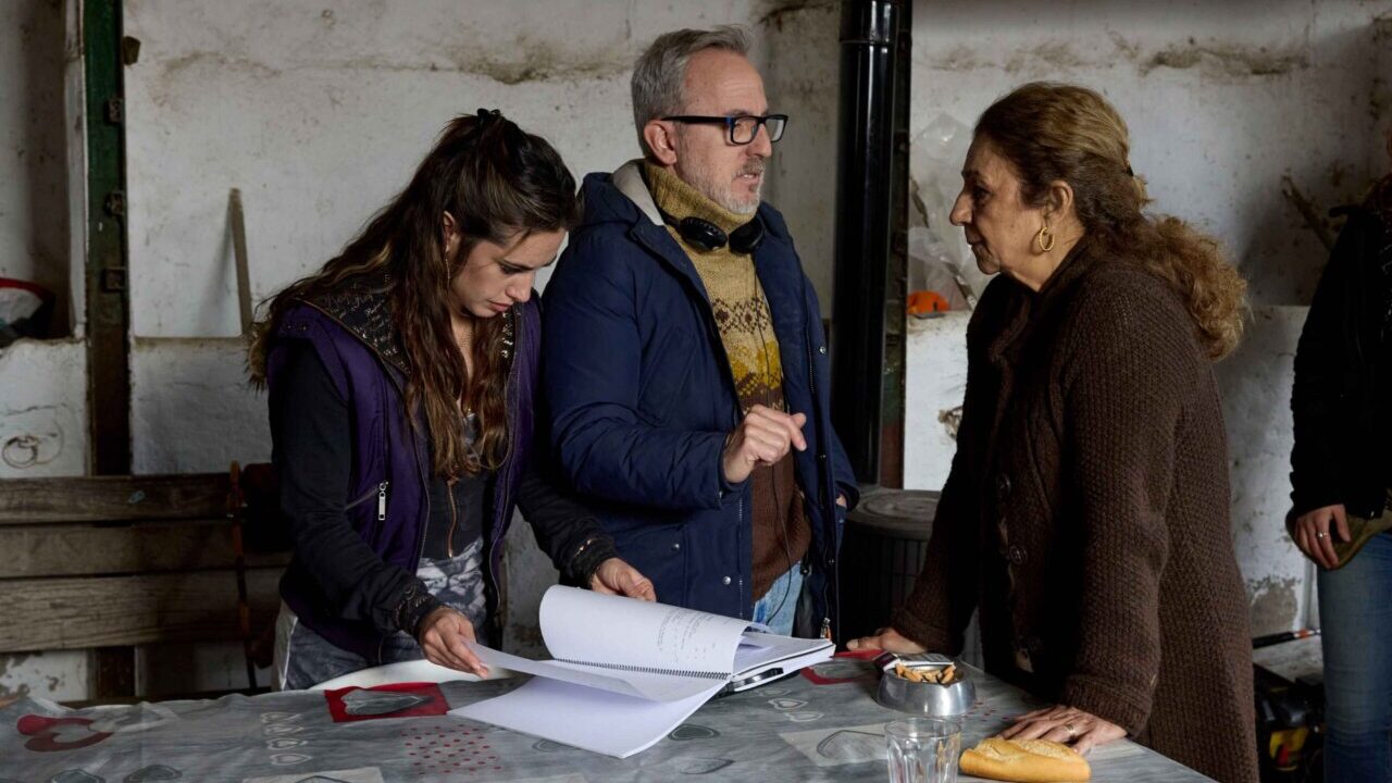 Equipo de producci&oacute;n discutiendo en un set de filmaci&oacute;n en Mallorca