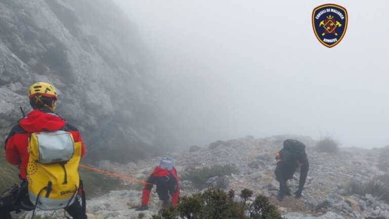 Bomberos rescatando excursionistas en una monta&ntilde;a neblinosa