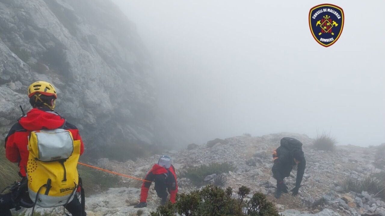 Bomberos rescatando excursionistas en una monta&ntilde;a neblinosa