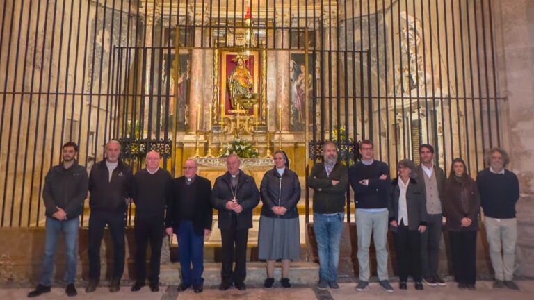 Grupo de personas frente a la capilla del Sagrat Cor tras su restauraci&oacute;n