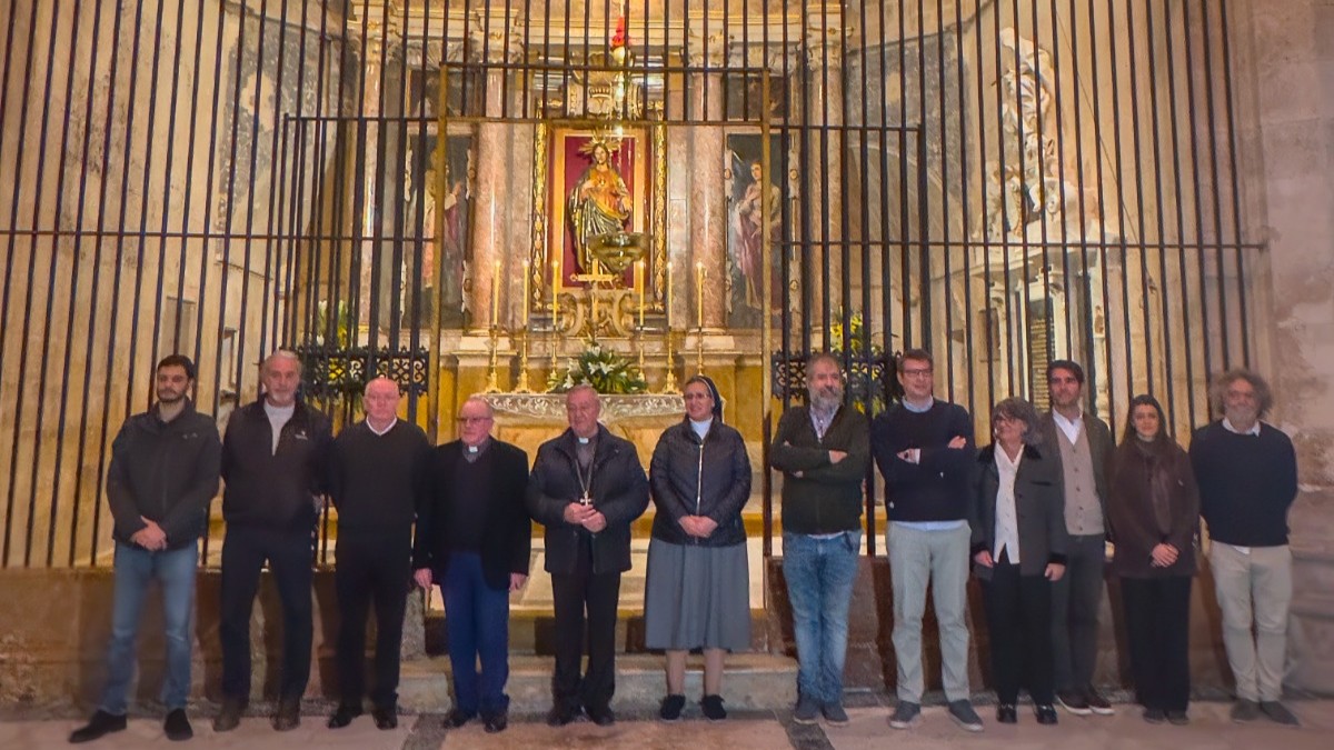 Grupo de personas frente a la capilla del Sagrat Cor tras su restauraci&oacute;n