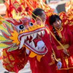 Personas con disfraz de drag&oacute;n en celebraci&oacute;n del A&ntilde;o Nuevo Chino