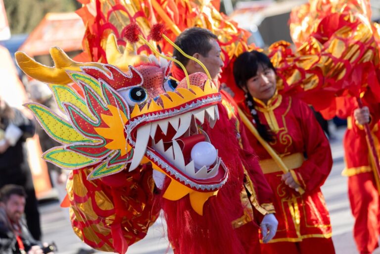 Personas con disfraz de drag&oacute;n en celebraci&oacute;n del A&ntilde;o Nuevo Chino