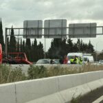 Accidente de tráfico en la vía de Cintura con vehículos y personal de emergencia