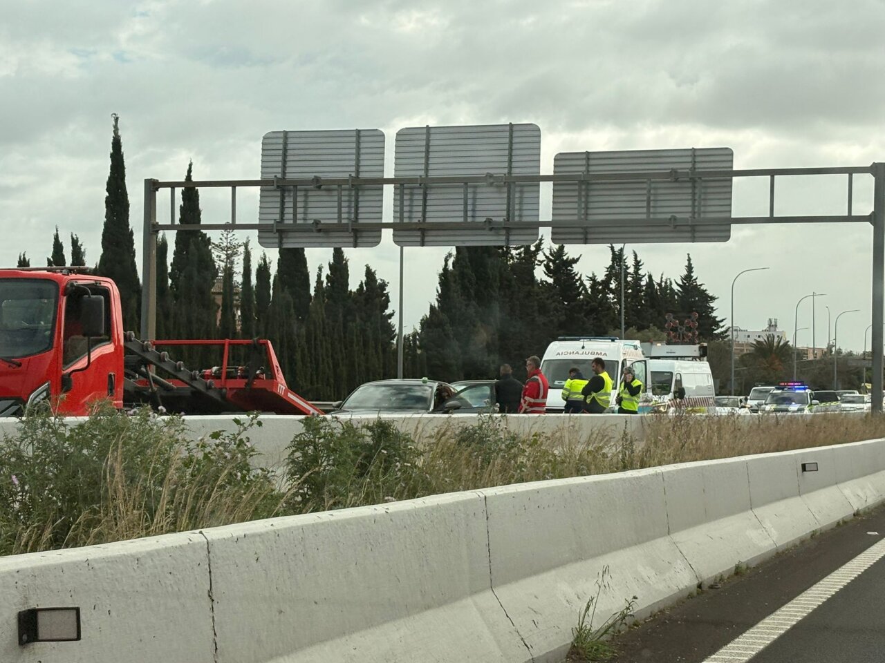 Accidente de tr&aacute;fico en la v&iacute;a de Cintura con veh&iacute;culos y personal de emergencia