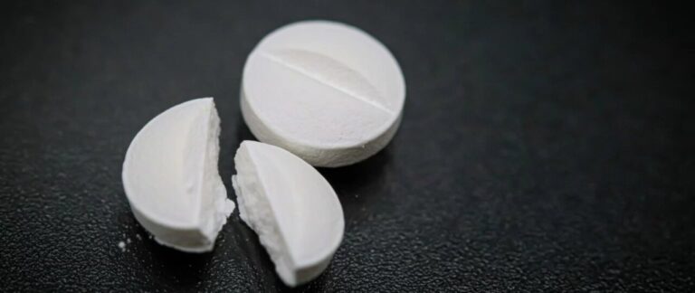 Pastillas de paracetamol sobre una superficie oscura