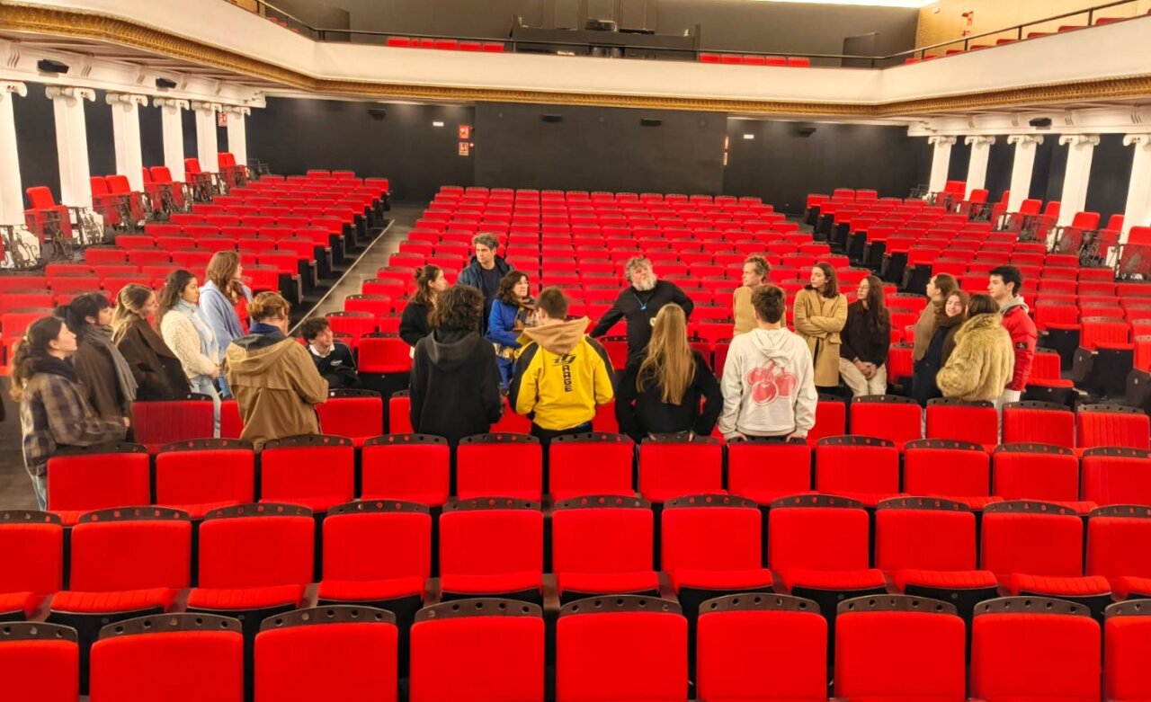 Grupo de estudiantes en el Teatre Principal de Inca discutiendo sobre la producci&oacute;n de &oacute;pera