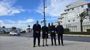 Reuni&oacute;n entre consellers de Ibiza y Mallorca en un entorno urbano