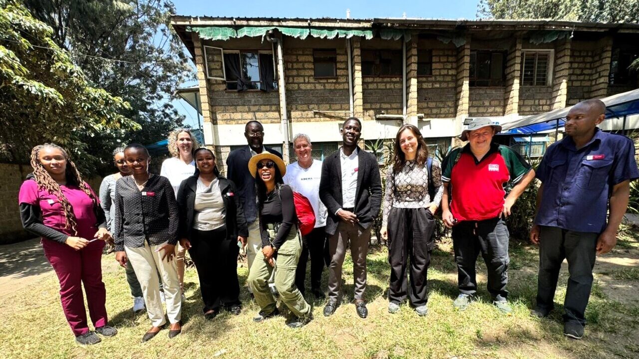 Grupo de personas en reuni&oacute;n en Nairobi, Kenia, con enfoque en cooperaci&oacute;n educativa.