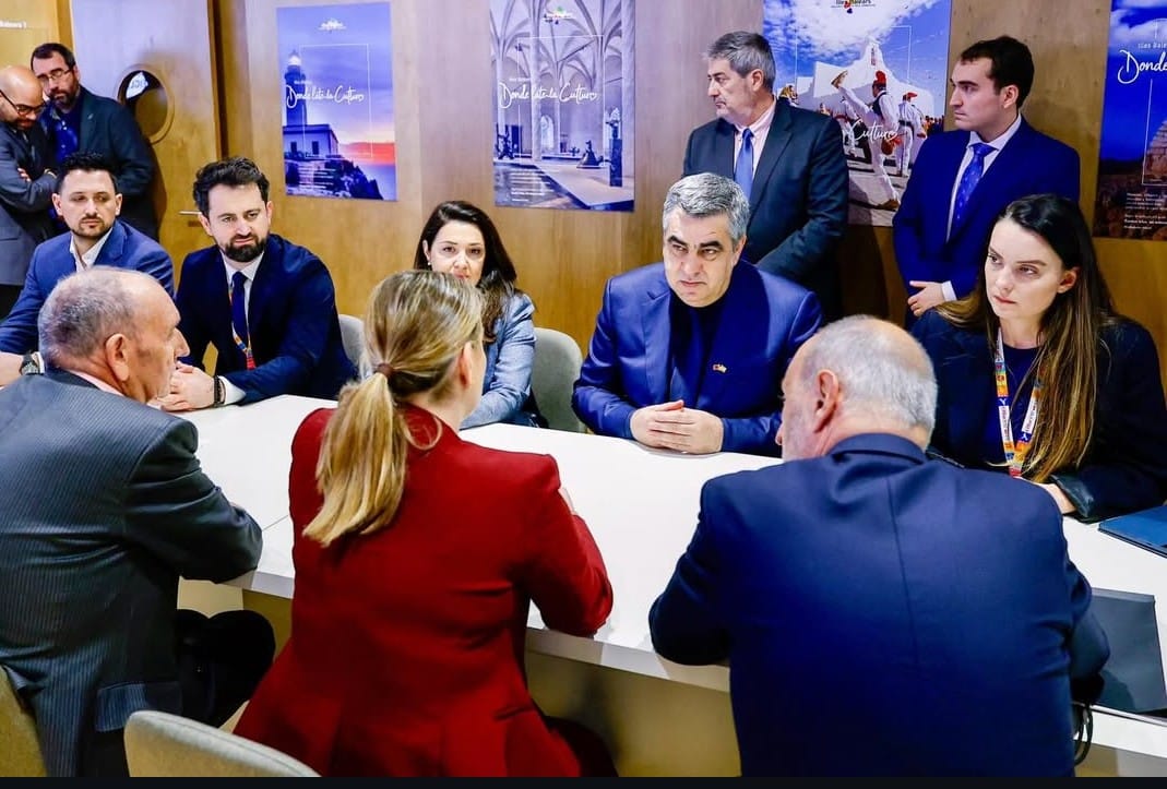 Reuni&oacute;n sobre el turismo en Albania con varios participantes discutiendo