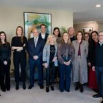 Grupo de personas firmando el II Plan de Igualdad en RIU