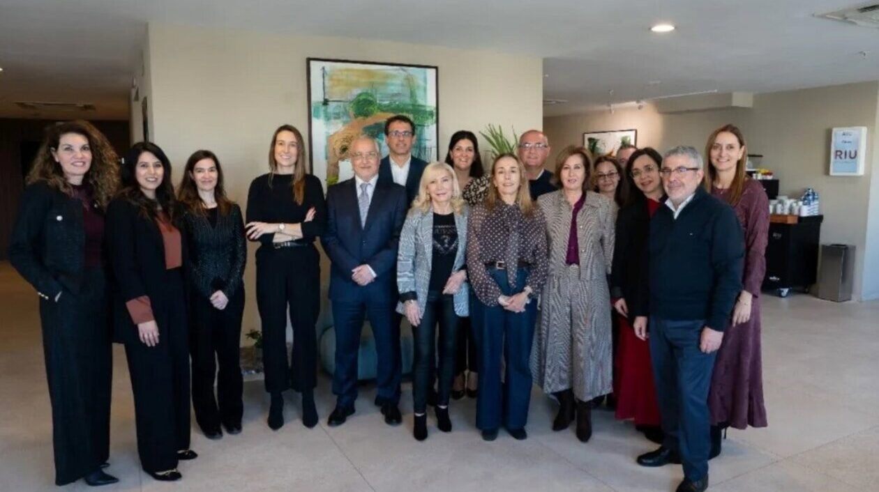 Grupo de personas firmando el II Plan de Igualdad en RIU