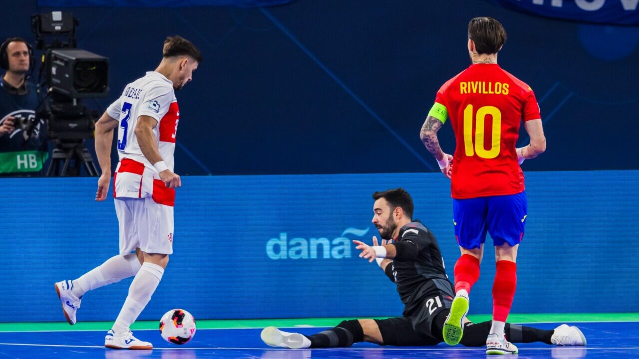 Rivillos y jugadores croatas en partido de semifinales de Eurocopa 2026
