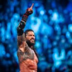 Roman Reigns levantando un dedo en se&ntilde;al de victoria en el Royal Rumble 2026