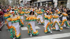 Grupo de bailarinas en la Rua de Palma durante el carnaval 2026