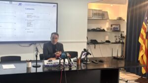 Rueda de prensa de API con presentador y micr&oacute;fonos en la mesa.
