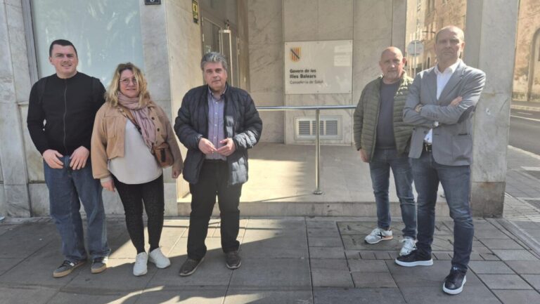 Grupo de personas frente a la Conselleria de Salud en Sa Pobla