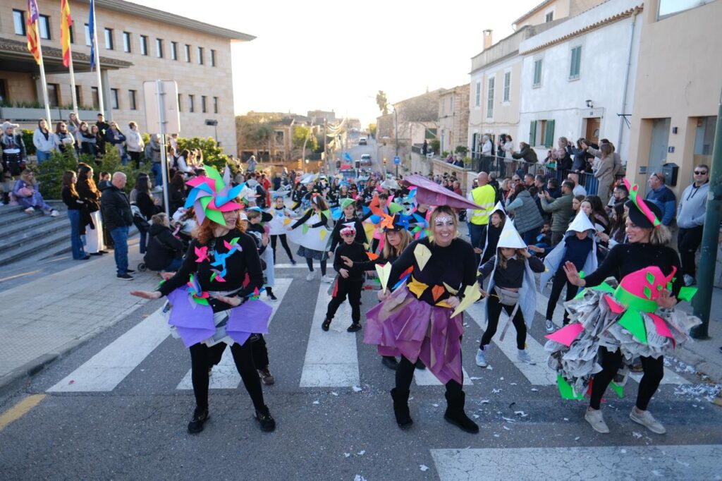 Participantes en el desfile de Sa Rua 2026 en Calvi&agrave; con trajes coloridos.