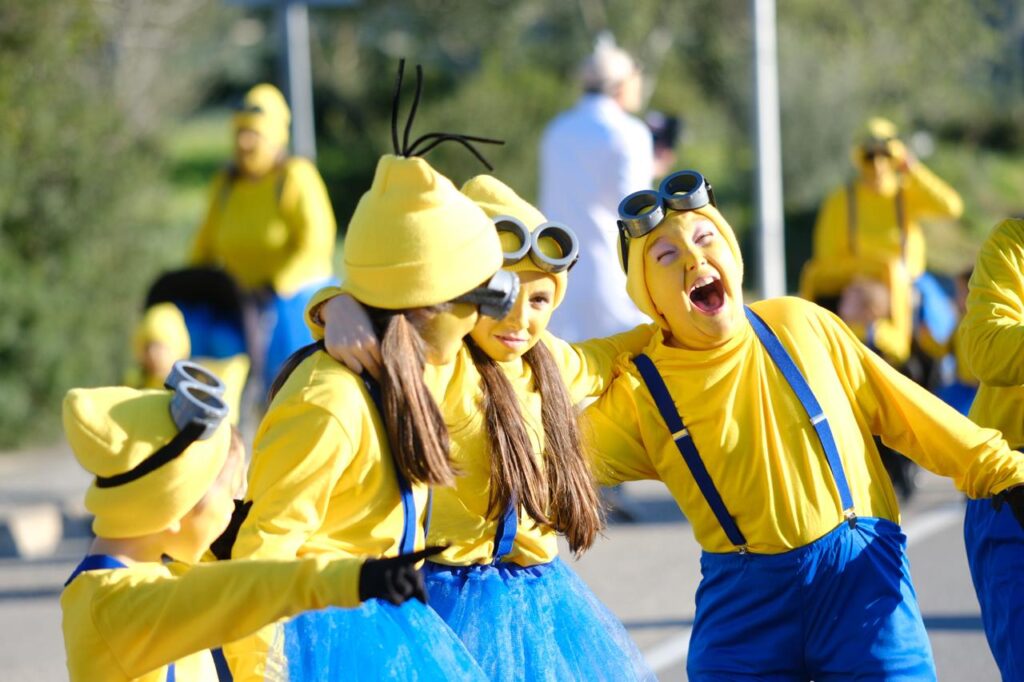 Ni&ntilde;os disfrazados de Minions en el desfile de Sa Rua 2026 en Calvi&agrave;