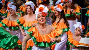 Grupo de mujeres bailando en el carnaval de Sa Rua 2026 en Palma