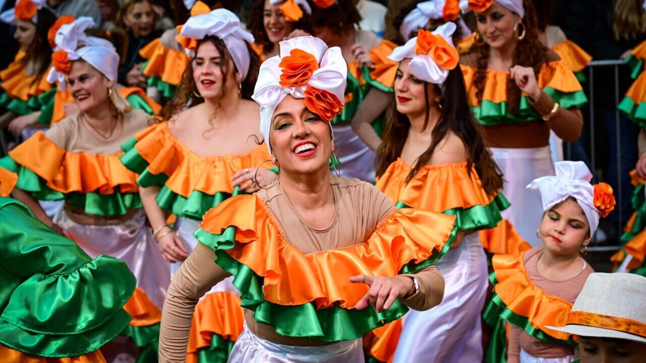 Grupo de mujeres bailando en el carnaval de Sa Rua 2026 en Palma