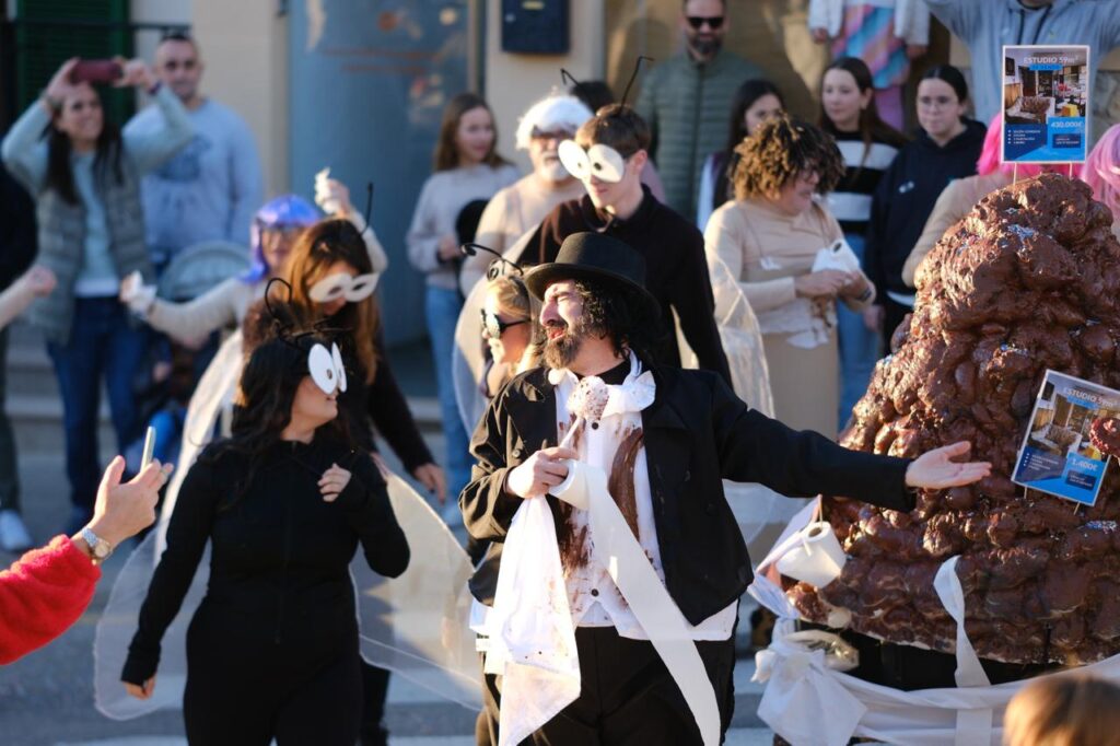 Participantes de Sa Rua 2026 en Calvi&agrave; con disfraces creativos.