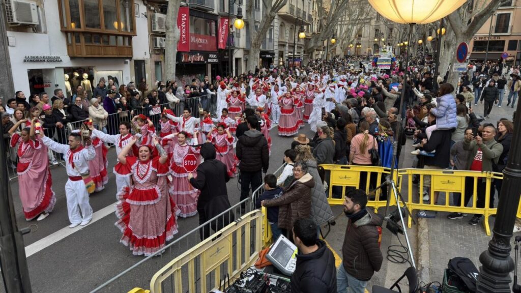 Desfile de carrozas y comparsas en Palma con p&uacute;blico animado