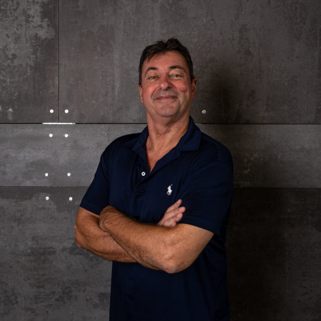 Salvador Mir&oacute; posando con los brazos cruzados en un gimnasio.