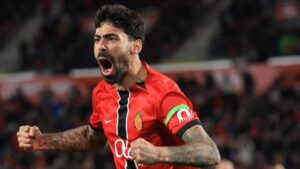 Sam&uacute; Costa celebra un gol con el RCD Mallorca en un partido emocionante.