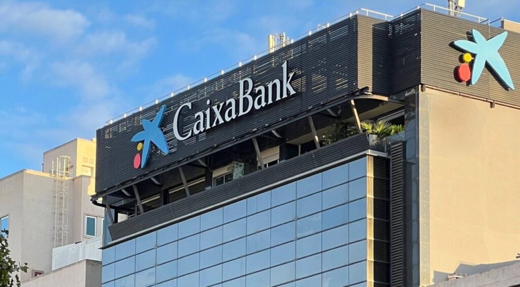 Edificio de la sede de CaixaBank en Baleares con cielo azul