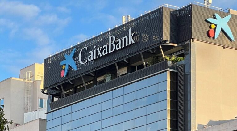 Edificio de la sede de CaixaBank en Baleares con cielo azul