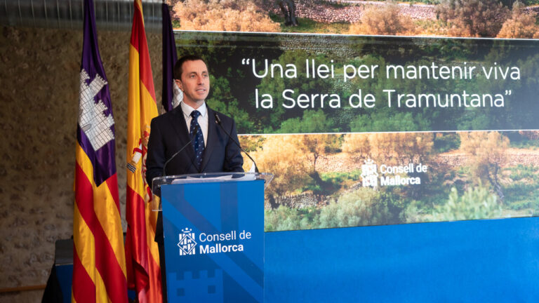 Un hombre hablando en un evento sobre la Serra de Tramuntana