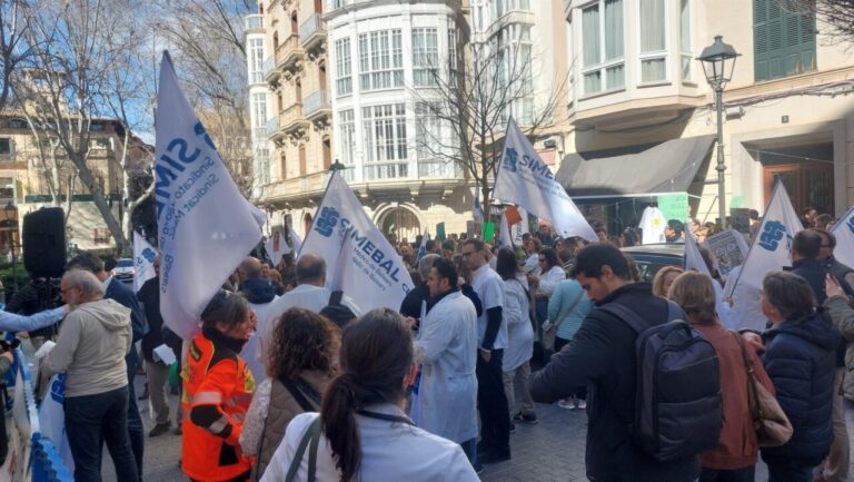 Protesta de médicos con pancartas y banderas en la calle